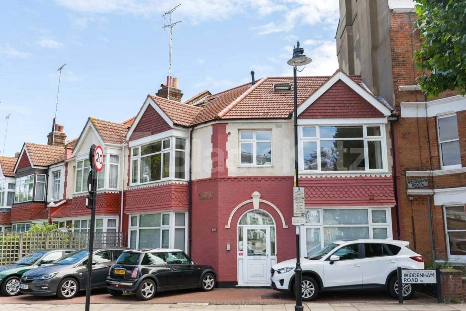 Close by to a tone of amenities and zone 2 underground station  Caledonian Road, Kings Cross